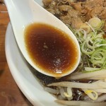 大津家 - 特徴的な黒いスープ