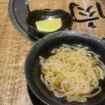焼肉にくがとう - あっさり味のスープで、麺はモチモチ 　　すだちを絞って入れると、酸味が効いて・・