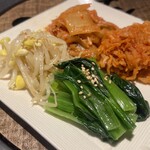 焼肉にくがとう 千葉駅前店 - 自家製キムチとナムルの盛り合わせ