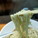 ヌードル＆スパイスカレー 今日の1番 - ツルモチっとしたストレート麺。スープとの相性よし！