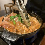 新宿三丁目ふじ屋ハナレ - スタッフさんが、れば煮ラ作成中