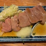 新宿三丁目ふじ屋ハナレ - トロレバ刺し
      このお店に来たら絶対に外せない逸品！
      新鮮でクセのない半生レバーがトロけます。
      ニンニクを盛大にのっけると更にグッド^ ^