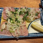 新宿三丁目ふじ屋ハナレ - ネギたん刺し
      コリっとした歯応えで、
      適度な塩気とネギと胡麻油のおいしさが広がる！