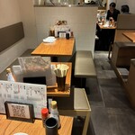 新宿三丁目ふじ屋ハナレ - 地下の店内
      このあと続々とお客さんが入店されます
