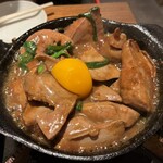 新宿三丁目ふじ屋ハナレ - 完成〜半生でトロけるレバー！
      量も多いのにその美味しさに2人でペロリ^ ^
      レバー好きにはたまらないこの店の絶品❣️