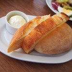 ブレッドワークスのパン盛り合わせ 300円