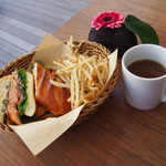 サーモン・ベーコン・トマト・ルッコラヴィエラサンド  ポテト付き1400円 ＋コーヒー(お代わり自由)