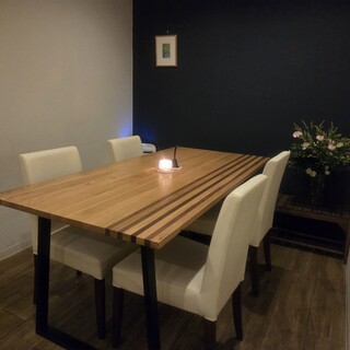 半個室の広めのテーブル席もございます。ゆったりお寛ぎください