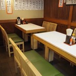 天友 - 店内（テーブル席）