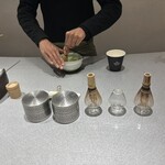 THE MATCHA TOKYO 東京スカイツリータウンソラマチ - 茶筅でたてて下さっている様子