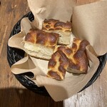 イタリアン アンド ワイン チャコール - フォカッチャ　オイル染みてる