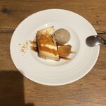 イタリアン アンド ワイン チャコール - パンナコッタとほうじ茶のジェラート　柿のコンポート添え　通常はほうじ茶ではなくミルクジェラートがつきます