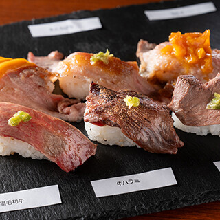 多彩な部位を一貫ずつ。名物“肉の寿司”は必食！