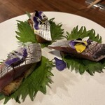 上六ワイン - トロニシンのボカディージョ(ビネガーでマリネしたニシンのオープンサンド）  1個980円