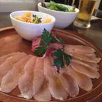 キッチン&チキン ペプチード - 鶏生ハムのてんこ盛り　これでハーフ！　サラダとマンゴー付き