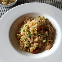 中国飯店 琥珀宮 - チャーハン。
                しっかりとした味付けが美味しい。
                そろそろお腹が一杯になったのでこれぐらいの量で充分でした。