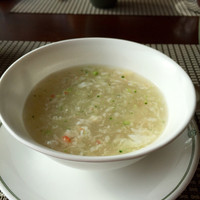 中国飯店 琥珀宮 - 蟹のスープ。
                ほぐした蟹の身がたっぷりで食べ応えがありました。