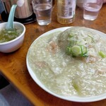かし亀 - エビあんかけ炒飯。見た目を裏切る強い塩味。町中華らしい濃い味付けに食欲が踊ります。