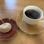 ねまれやこぅひぃ - 〈左〉サービスの「くるみ餅」（他に豆餅、よもぎ餅から選べた）、〈右〉１.コーヒー ホット