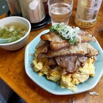 かし亀 - チャーシューと卵のせ炒飯。キシキシしたチャーシューには炙りが施されスパイシーな仕上がり。フワッフワの卵と共に私らの胃袋を襲ってきます。