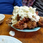 かし亀 - 唐揚げタルタル炒飯。サイドからのショット。自家製と思われるタルタルは辛み強めで美味いのよ。緩すぎず美味い一品！