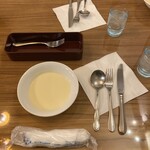 ハンバーグのみき - カトラリーは自分でセッティング　スプーンは右のような左のような…