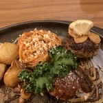 ハンバーグのみき - パルメザンチーズかけてみた　右上は連れからもらったガーリックソースかけたビーフハンバーグ