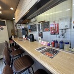 ホワイト餃子 はながさ - カウンター・・この後満席に