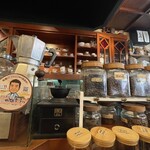 シマノコーヒー 大正館 - カウンターにはコーヒー豆が並びます