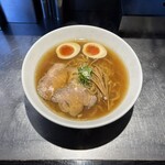 自家製麺 らあめん吟 - 料理写真:"らあめん"900円に"味玉(半分)"50円をトッピング♪