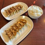 バーミヤン - 料理写真:本格餃子6コ(296円) × 2皿 592円
ごはん 285円 + 大盛り 22円