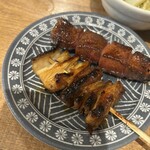 錦糸町 もつ焼のんき - お代わりシロ。下茹でを柔らか目にしてるのがポイント。裏はこんな感じ