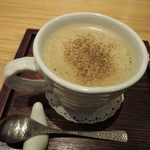 Wa Cafe Tsumugi - マグカップや箸置きがかわいいね。
      美味しいほうじ茶ラテをいただきながら、
      おしゃべりがはずむボキら。