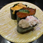 回し寿司 活 活美登利 - 北海軍艦(生うに、上いくら、カニ味噌)