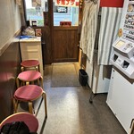 ラーメン大至 - 店内の待ちスペース。寒い日には助かります。