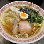 ラーメン大至 - 玉子、ほうれん草、ナルト、メンマと嬉しい基本形