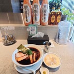 ワンタン麺専門店 たゆたふ - カウンター席にて