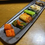 先斗町焼肉 きらく - キムチとナムル盛り合わせ