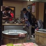 福州元祖胡椒餅 - 作ってる。奥では民家の日常生活。