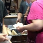 福州元祖胡椒餅 - 焼きあがりを紙にくるんでる。