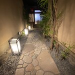 先斗町焼肉 きらく - 路地アプローチ
      ワクワクするね〜♪