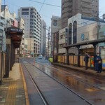 ツル茶ん - 思案橋電停全景。近くには卓袱料理やちゃんぽんを出す店が何軒か有ります。