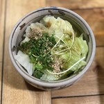 くまのや - お通しのサラダ。最初にこれだけの野菜を食べれるのは最高。