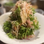 くまのや - わさび菜と大根サラダ。こちらは質も量も最高。大根のシャキシャキ感が抜群です。