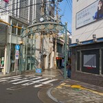 ツル茶ん - 商店街入り口。