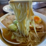 青竹手打ラーメン 日向屋 - ツルモチ食感で食感よし！デフォルトにして、多めに感じる麺量。