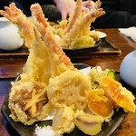 よし房 凛 - 天せいろの天ぷら（海老、京にんじん、椎茸、蓮根、芽キャベツ、栗、きす、後ろで見えないナス、あんぽ柿と具沢山）