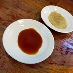 青竹手打ラーメン 日向屋 - 手前は醬油＋ラー油、奥が酢コショウ。皆様のお好みはどっち？