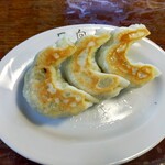 青竹手打ラーメン 日向屋 - ご自慢の餃子もお味見程度にいただいてみました。