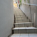 ラトリエ プリュ - 地下1階の静かなお店。年齢層はミドルエイジ以上。１人客、女子会など。カウンターは4席だが、ゆったりとして過ごしやすそう。